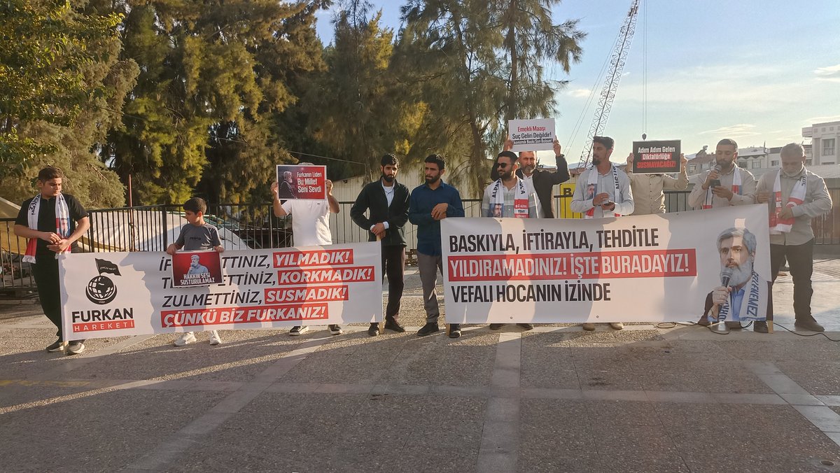 izmirfurkanh's tweet photo. Bu hafta da Alparslan Kuytul Hocaefendi ve Furkan Gönüllüleri için basın açıklaması gerçekleştirildi. 
Adalet yerini bulup Furkan Hareketine hakkı verilene kadar mücadelemizden vazgeçmeyeceğiz.

#CübbeliGerçekleri
TürkiyeninBelamı Cübbeli
DinDüşmanı KomiteIşBaşında
#izmir https://t.co/49TYDZHVmy