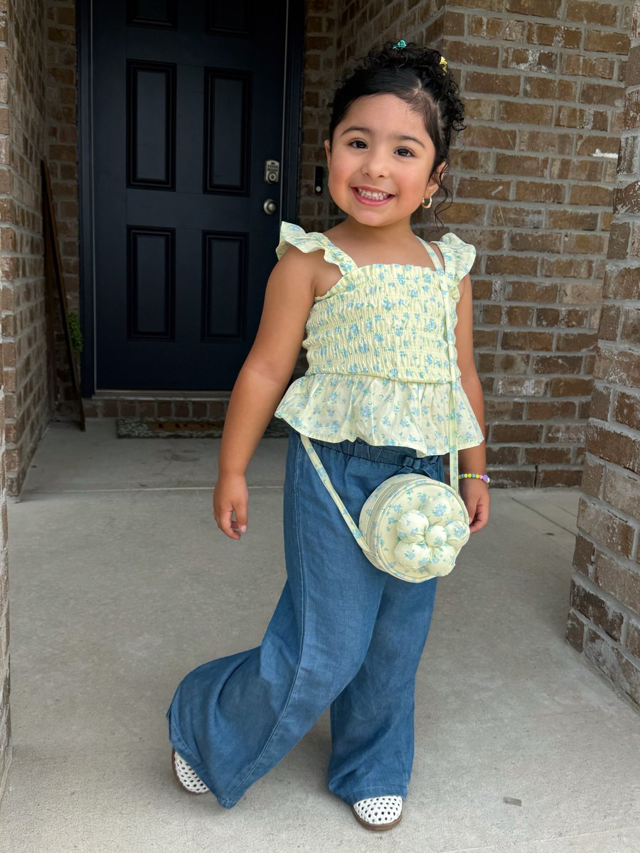 mirellasilva11's tweet photo. A ray of sunshine, growing more beautiful every day. https://t.co/bxe7p34cjN
