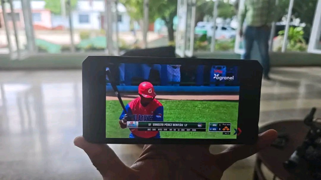 BarceloOrt92635's tweet photo. Un alto en el camino para desde un celular seguir el juego de nuestros Alazanes con los Cachorros y que buena arrancada, vamos delante 4 carreras por 0.
#ProvinciaGranma
#Cuba https://t.co/PEfzW5WA6i