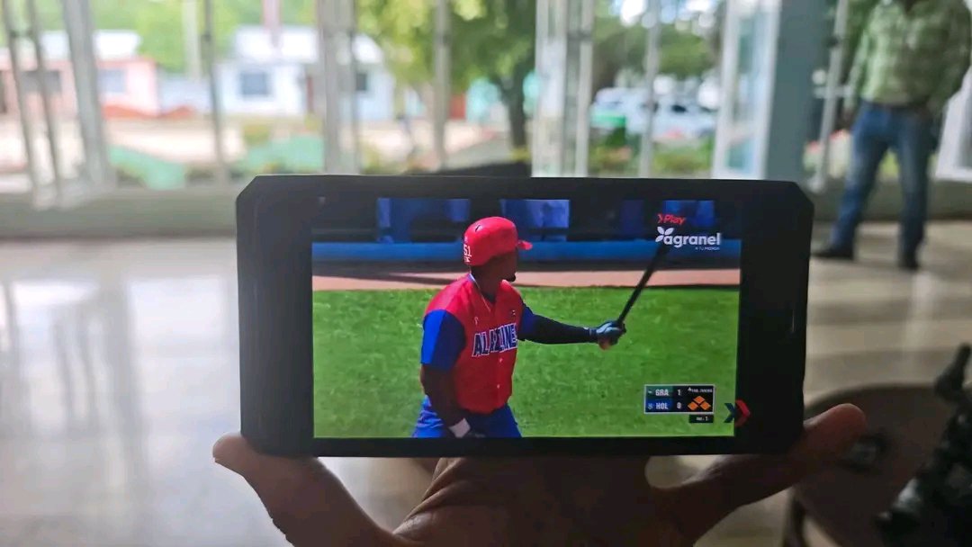 BarceloOrt92635's tweet photo. Un alto en el camino para desde un celular seguir el juego de nuestros Alazanes con los Cachorros y que buena arrancada, vamos delante 4 carreras por 0.
#ProvinciaGranma
#Cuba https://t.co/PEfzW5WA6i
