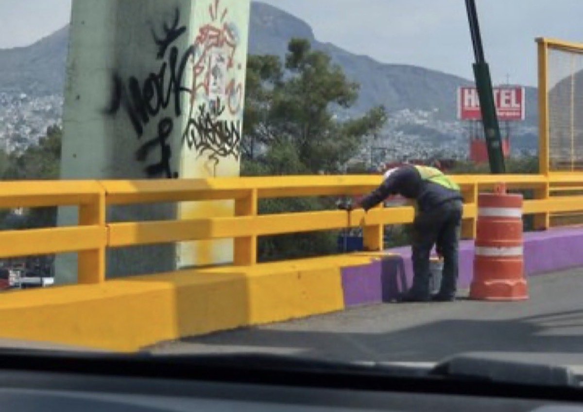 luis_gj's tweet photo. Hoy, la infame @ClaraBrugadaM dio su informe de actividades. Qué emoción.

¿En qué parte informó de los más de 1,500 MILLONES de pesos que costó su berrinche de pintar la CDMX de morado?

Porque transformar la ciudad en la fiesta de XV años más cara y de peor gusto de la historia ya era una hazaña. Pero gastar una fortuna en la nacada y después tener que REPINTAR DE AMARILLO parte de lo recién pintado porque ni cumplía con los criterios viales… eso ya es arte.

Primero pagamos la nacada. Después pagamos por despintarla.

¿Ese logro se le olvidó presumir hoy?