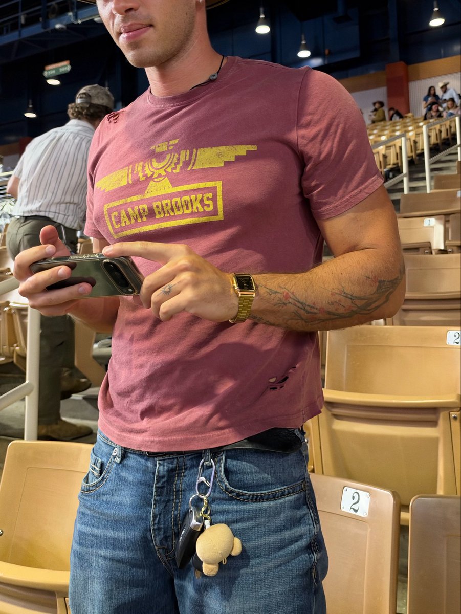 StobbeChase's tweet photo. This guy took our family photos, who is he? https://t.co/ikhSiB0m0w