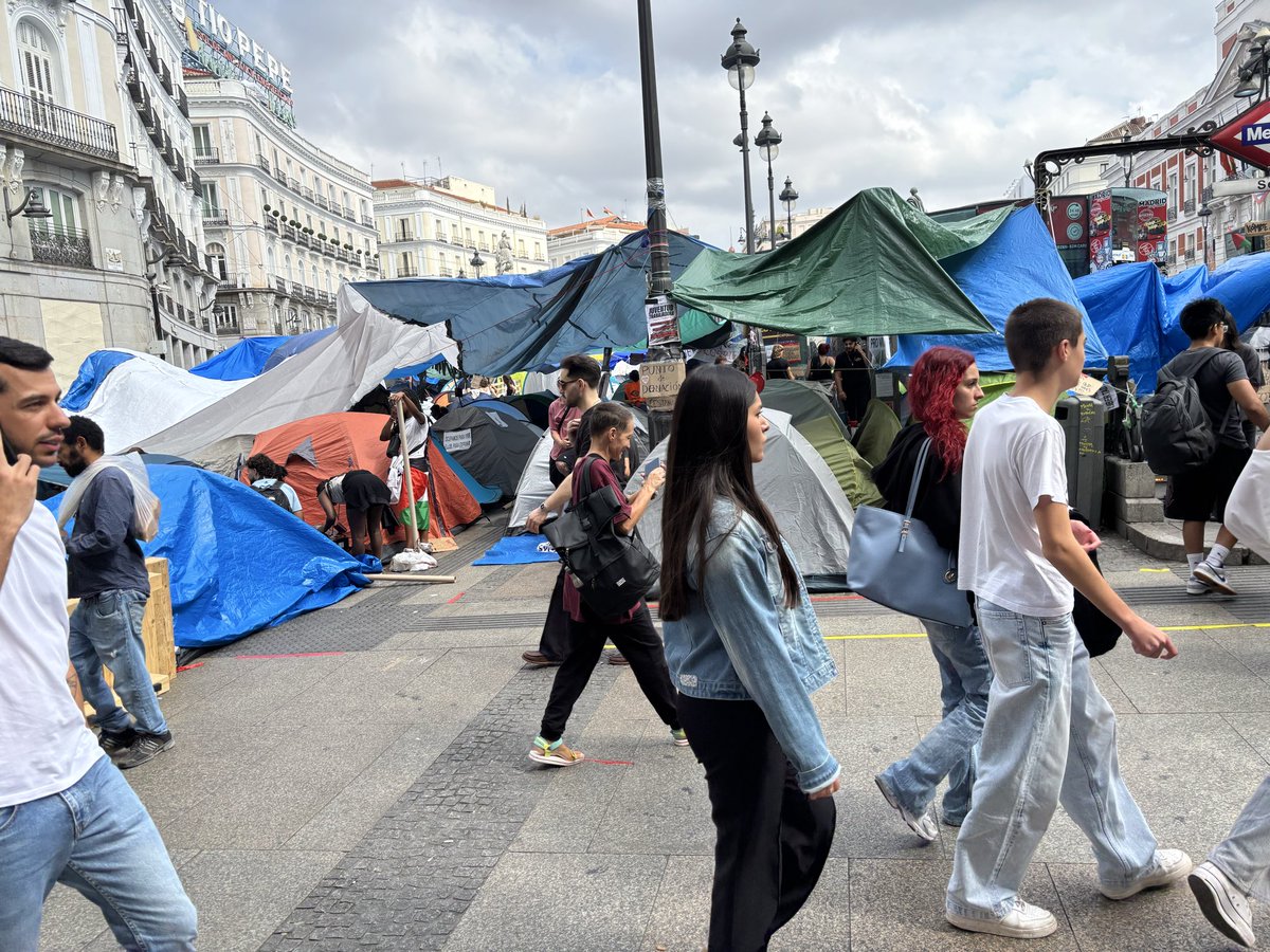 LAZASA1's tweet photo. Lo q @sanchezcastejon no consigue en las urnas intenta conseguirlo llenando Madrid de perroflautas, y antisistemas, con la complicidad del delegado del gobierno y ministro del interior, lo vais a pagar en los tribunales y en las urnas, cuanto peor esté Madrid, + votos para Ayuso https://t.co/ydaM8BynfJ