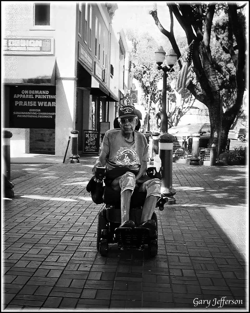 GaryWJeffPhotog's tweet photo. Redlands People (Film)....
Nikon F2, TM400… https://t.co/I91o119nIw