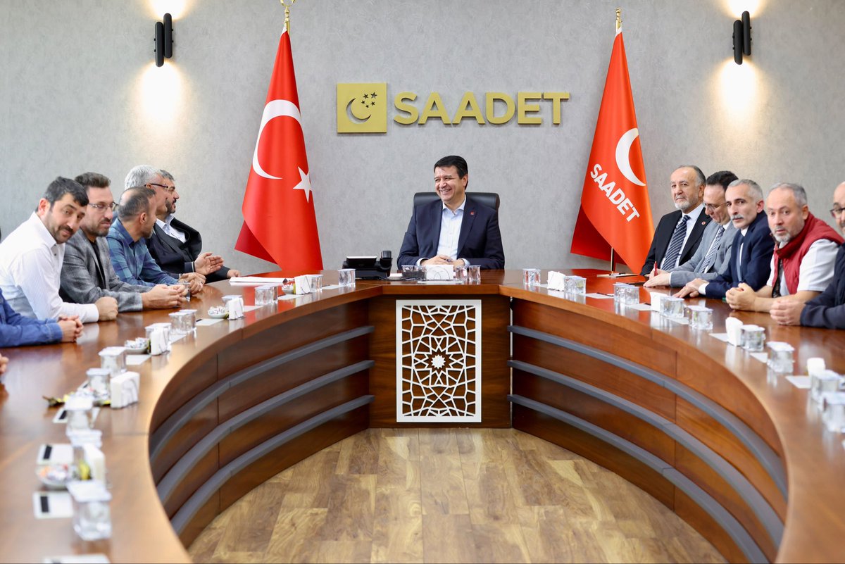 CirakStajFED's tweet photo. TEŞEKKÜRLERİMİZİ SUNUYORUZ.

@SaadetPartisi
@mahmutarikansp
@avsinantekin
@CaferGunesSP

Staj ve Çıraklık Sigortası Mağdurları Federasyonu heyetimiz ve Federasyon Başkanımız Sayın Murat Aydın, bugün Saadet Partisi Genel Merkezi’nde, Genel Başkan Sayın Mahmut Arıkan tarafından kabul edildi.

Gerçekleştirilen görüşmede, staj ve çıraklık dönemlerinde yapılan 4/A sigorta giriş kayıtlarımızın uzun vadeli sigorta başlangıcı olarak kabul edilmemesi nedeniyle yaşadığımız hak kayıplarını, mevcut uygulamanın ortaya çıkardığı mağduriyeti ve çözümün önemini doğrudan aktarma fırsatı bulduk.

Federasyon heyetimizi kabul ederek bizlere zaman ayıran Saadet Partisi Genel Başkanı Sayın Mahmut Arıkan’a, Saadet Partisi Genel Merkezi’ne ve ziyaretimizin gerçekleşmesine katkı sunan parti teşkilatlarına teşekkür ediyoruz.

Stajyer ve çırakların çalışma hayatına attıkları ilk adımın, 4/A sigorta giriş tarihiyle birlikte sosyal güvenlik sisteminde gerçek başlangıç olarak kabul edilmesi için yürüttüğümüz çalışmalarımızı; TBMM ve siyasi partilerimizle gerçekleştirdiğimiz görüşmelerle kararlılıkla sürdürüyoruz.

Geçmişin Stajyer ve Çırakları, Bugünün Emekçileriyiz.

Hak, başlangıçta başlar.

Staj ve Çıraklık Sigortası Mağdurları Federasyonu

Stajyer Çırak Ankara'da 
#MuhalefetYasaDediCumhurDuyBuSesi