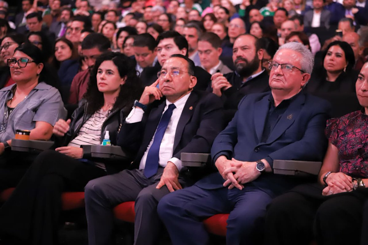 PJCDMX's tweet photo. El magistrado @MagRafaelGuerra, presidente del #TSJCDMX, acompaña a la jefa de Gobierno de la #CDMX, @ClaraBrugadaM, en su Segunda Asamblea Informativa en el Auditorio Nacional.

#CiudadQueCumple #ClaraDaResultados https://t.co/ow1awvuLN2