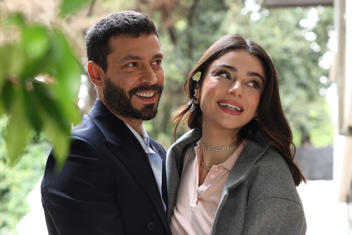 beklenenkral's tweet photo. “ALİ’NİN BABASI TOLGA EREZ!”

Show TV’nin MF Yapım imzalı, Ayça Ayşin Turan, Ekin Koç ve Feyyaz Şerifoğlu’nu buluşturan dizisi “#MuhtemelAşk”, Perşembe akşamı ekrana gelecek yeni bölümünde aşk, gerilim ve sürpriz gelişmelerle izleyiciyi yine ekran başına topluyor.

Yayınlanan tanıtımda, Defne ve Kadir Ali için kurdukları oyunu sürdürürken aralarındaki yakınlaşma da dikkat çekiyor. İkilinin vedası tanıtıma damga vururken, Ali’nin babasının Tolga Erez olduğunun ortaya çıkmasıyla yeni bölümde neler olacağı merakla bekleniyor.