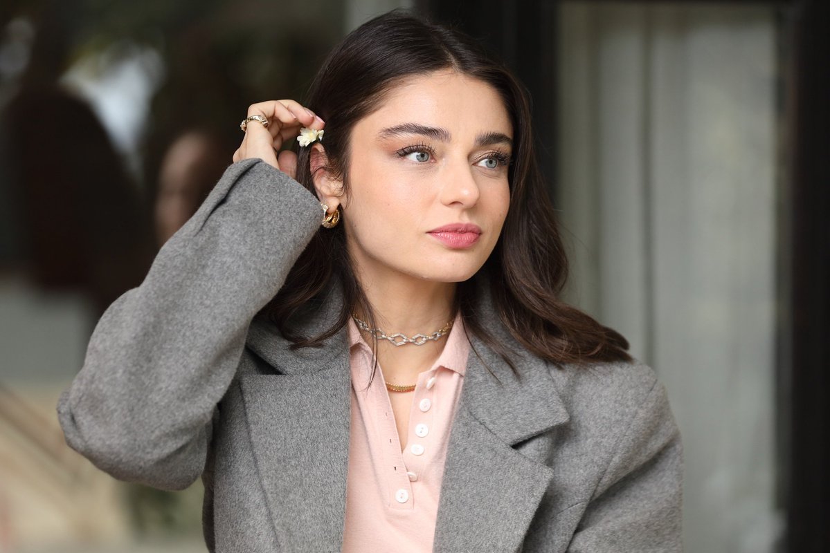 beklenenkral's tweet photo. “ALİ’NİN BABASI TOLGA EREZ!”

Show TV’nin MF Yapım imzalı, Ayça Ayşin Turan, Ekin Koç ve Feyyaz Şerifoğlu’nu buluşturan dizisi “#MuhtemelAşk”, Perşembe akşamı ekrana gelecek yeni bölümünde aşk, gerilim ve sürpriz gelişmelerle izleyiciyi yine ekran başına topluyor.

Yayınlanan tanıtımda, Defne ve Kadir Ali için kurdukları oyunu sürdürürken aralarındaki yakınlaşma da dikkat çekiyor. İkilinin vedası tanıtıma damga vururken, Ali’nin babasının Tolga Erez olduğunun ortaya çıkmasıyla yeni bölümde neler olacağı merakla bekleniyor.