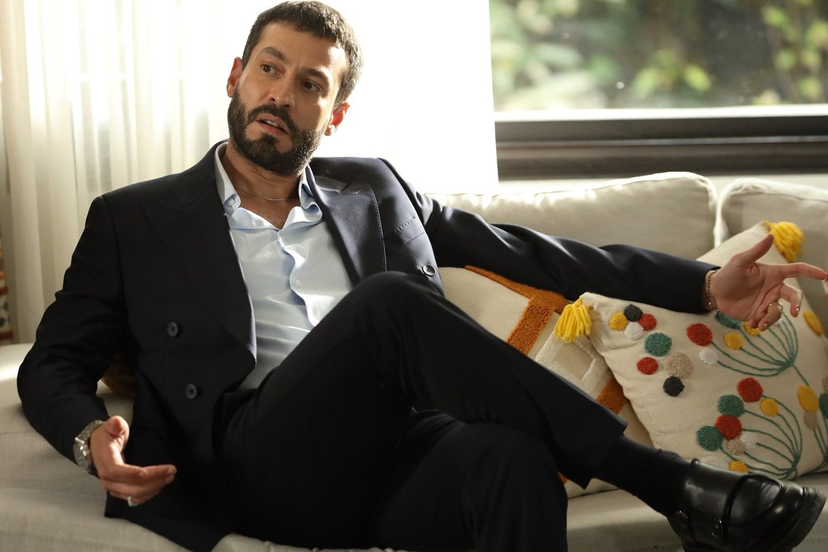 beklenenkral's tweet photo. “ALİ’NİN BABASI TOLGA EREZ!”

Show TV’nin MF Yapım imzalı, Ayça Ayşin Turan, Ekin Koç ve Feyyaz Şerifoğlu’nu buluşturan dizisi “#MuhtemelAşk”, Perşembe akşamı ekrana gelecek yeni bölümünde aşk, gerilim ve sürpriz gelişmelerle izleyiciyi yine ekran başına topluyor.

Yayınlanan tanıtımda, Defne ve Kadir Ali için kurdukları oyunu sürdürürken aralarındaki yakınlaşma da dikkat çekiyor. İkilinin vedası tanıtıma damga vururken, Ali’nin babasının Tolga Erez olduğunun ortaya çıkmasıyla yeni bölümde neler olacağı merakla bekleniyor.