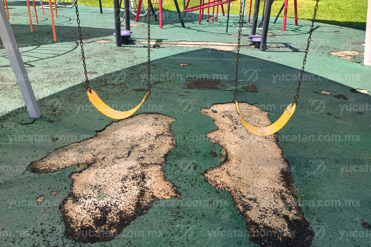 DiariodeYucatan's tweet photo. 🚨 Lago del Parque de La Plancha, ¿en abandono?: denuncian falta de limpieza y mantenimiento

A casi tres años de la inauguración del Parque de La Plancha, uno de sus elementos distintivos, el lago artificial, mostraba hasta hace unos días señales de falta de limpieza y mantenimiento.

Durante un recorrido se observó agua con tono verdoso y turbio, acumulación de materia orgánica y algunos residuos de envolturas y envases. Hojas y restos de los árboles cercanos también se concentran en distintos puntos del cuerpo de agua.

La situación ha generado inquietud entre algunos usuarios, particularmente por el estado del agua. También se encontraron residuos aparentemente arrojados por visitantes, pese a que el parque cuenta con botes para depositar la basura.

📲 Conoce los detalles:
https://t.co/0yoSkhqJkm
