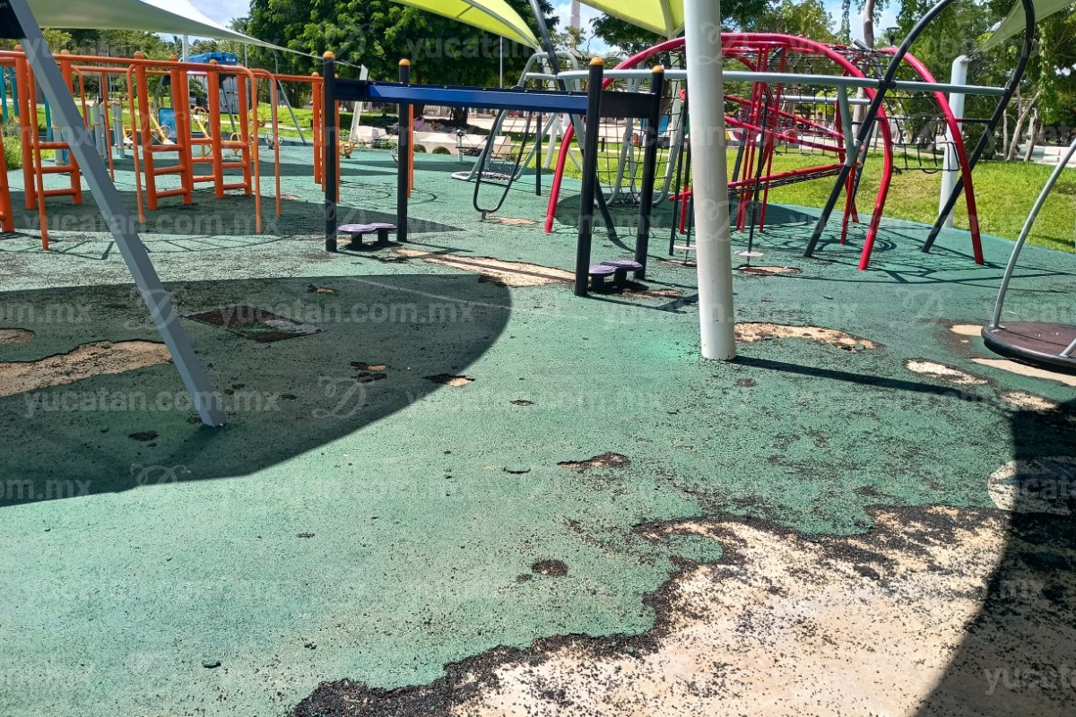 DiariodeYucatan's tweet photo. 🚨 Lago del Parque de La Plancha, ¿en abandono?: denuncian falta de limpieza y mantenimiento

A casi tres años de la inauguración del Parque de La Plancha, uno de sus elementos distintivos, el lago artificial, mostraba hasta hace unos días señales de falta de limpieza y mantenimiento.

Durante un recorrido se observó agua con tono verdoso y turbio, acumulación de materia orgánica y algunos residuos de envolturas y envases. Hojas y restos de los árboles cercanos también se concentran en distintos puntos del cuerpo de agua.

La situación ha generado inquietud entre algunos usuarios, particularmente por el estado del agua. También se encontraron residuos aparentemente arrojados por visitantes, pese a que el parque cuenta con botes para depositar la basura.

📲 Conoce los detalles:
https://t.co/0yoSkhqJkm