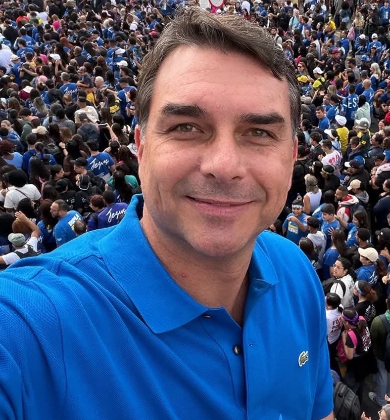 PortalBabados's tweet photo. 🚨Rico Melquiades revela que votou em Flávio Bolsonaro. https://t.co/o42enMZWXX