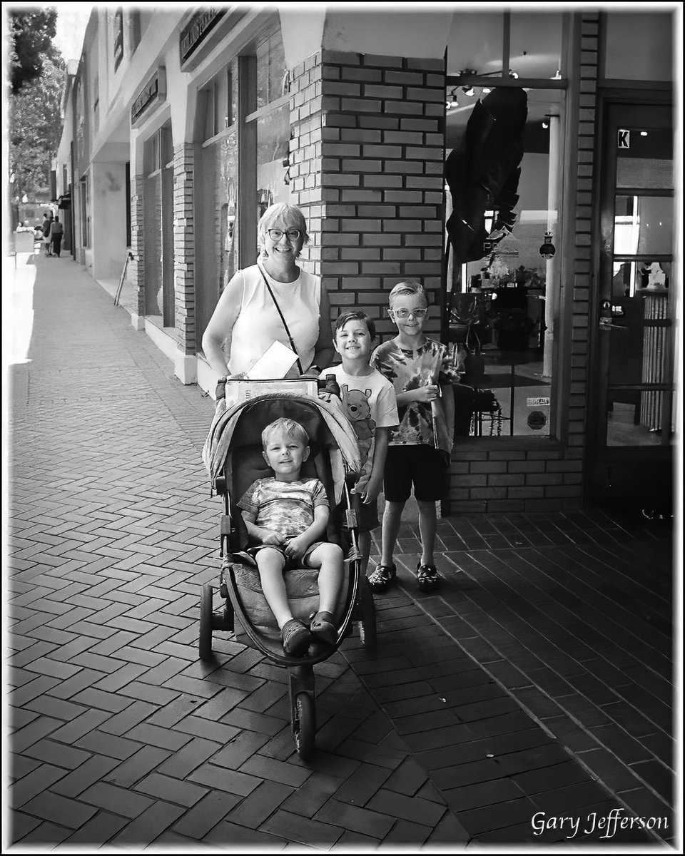 GaryWJeffPhotog's tweet photo. Redlands People (Film)....
Pentax LX, HP400... https://t.co/Wvb48Sk6l8