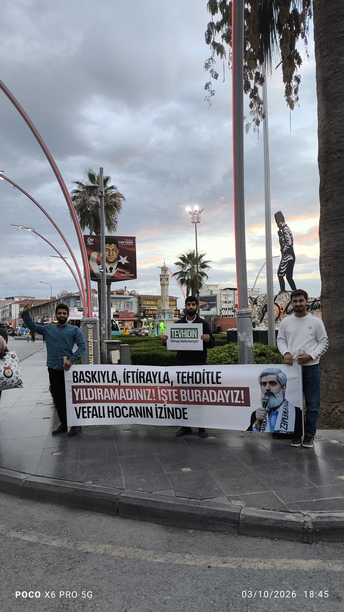 izmirfurkanh's tweet photo. İzmir Furkan Hareketi Gönüllüleri şehrin birçok yerinde hocasına ve kardeşlerine destek olmak için mücadele veriyor. 
Adalet için bekliyoruz, yürüyoruz, okuyoruz,basın açıklaması yapıyoruz ve hakkımızı meşru yollardan arıyoruz.

TürkiyeninBelamı Cübbeli
DinDüşmanı KomiteIşBaşında https://t.co/OKTA1lqfy1