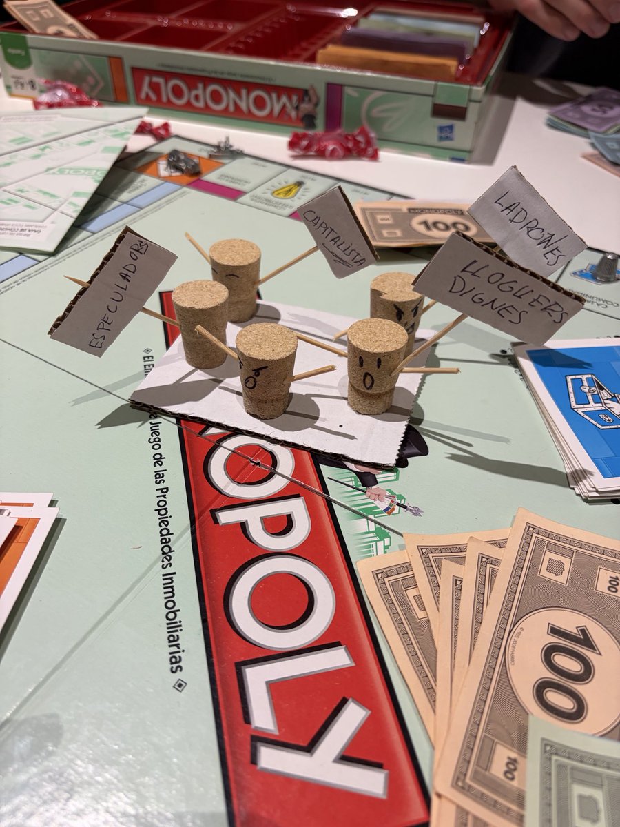 ericblnss's tweet photo. estavem jugant al monopoly i ve el propietari del bar i ens diu mireu us han acampat a plcat https://t.co/rOKavMd6eX