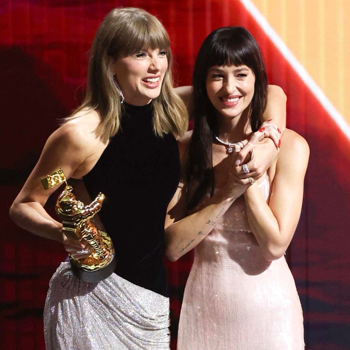 TheSwiftSociety's tweet photo. 🎂| Happy Birthday to Dakota Johnson ✨

“As her friend, I can vouch for her realness, but add that she’s also one of the most empathetic people I’ve ever known.” — Taylor Swift https://t.co/zwx5piwlET