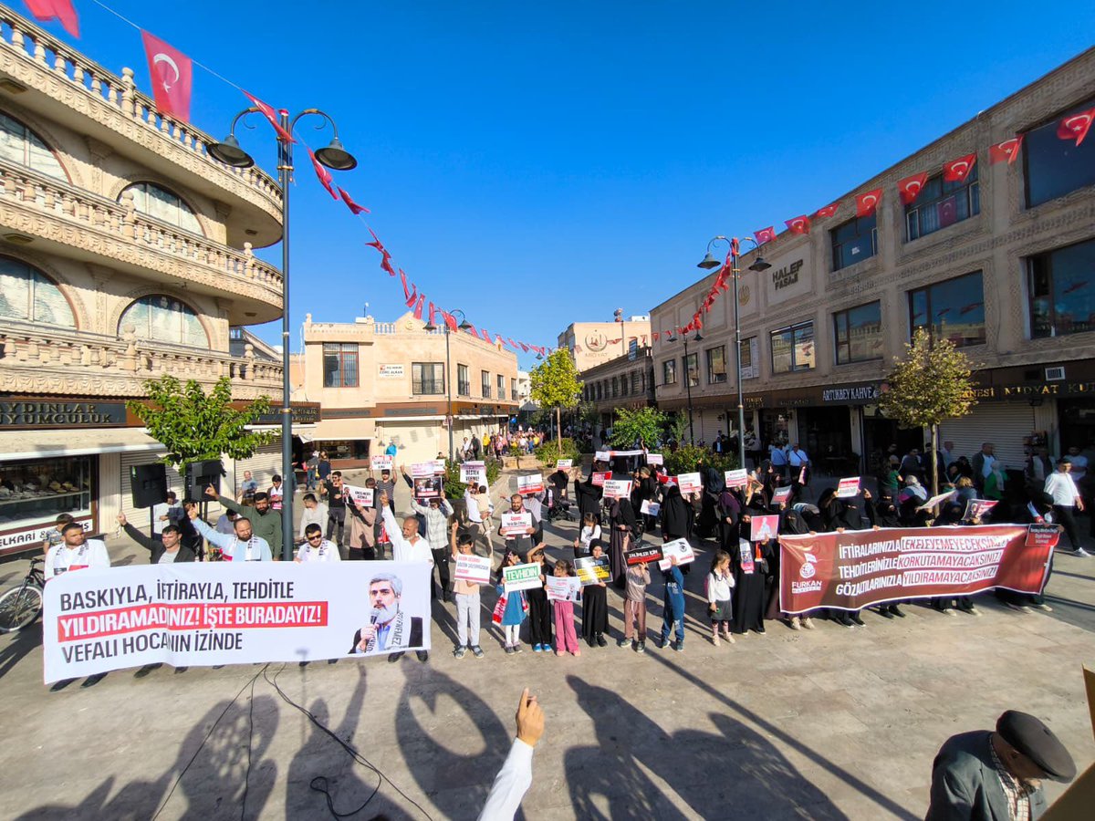 MardinFH's tweet photo. MEYDANLARDAYIZ! 

Mardin Furkan Hareketi olarak başta Alparslan Kuytul Hocaefendi olmak üzere haksız yere tutuklulu bulunan kardeşlerimiz için Basın Açıklaması gerçekleştirdik. 

📍Midyat | 4 Ekim Pazar

#CübbeliGerçekleri
TürkiyeninBelamı Cübbeli
DinDüşmanı KomiteIşBaşında https://t.co/7F4JEpTPZl