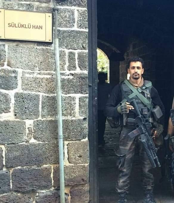 yigit05072026's tweet photo. Şehit Özel Harekât Polisi Mustafa Katırlı🇹🇷

Diyarbakır’da icra edilen Hendek Operasyonları sırasında, bir cami avlusunda abdest alırken; kalleşçe, sırtımdan vurularak şehit edildi... https://t.co/OyZFfHS3JF