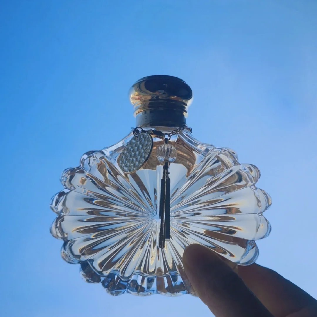 IsabellaTuge1w's tweet photo. [Una botella elegante, un toque refinado y un estilo impecable: eso es lo que marcan la diferencia]， https://t.co/r9YPuopiUz