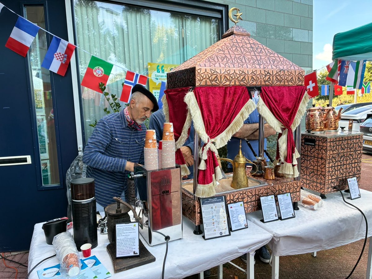 St_Openhaard's tweet photo. 🌍 Een geslaagd Wereldfeest in Krimpen!
Verschillende culturen en gemeenschappen kwamen samen rondom eten, kleding, kunst en ontmoeting. Een mooie opkomst, nieuwe verbindingen én versterkte samenwerkingen met onze partners. 🤝✨
#StichtingOpenhaard #Wereldfeest #Verbinding https://t.co/20QVhNUbMp