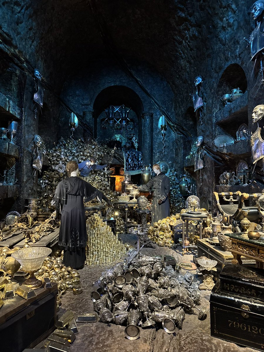w_e2ma's tweet photo. aujourd’hui j’ai visiter les studios harry Potter c’était juste magique https://t.co/oNdyS8qkNL