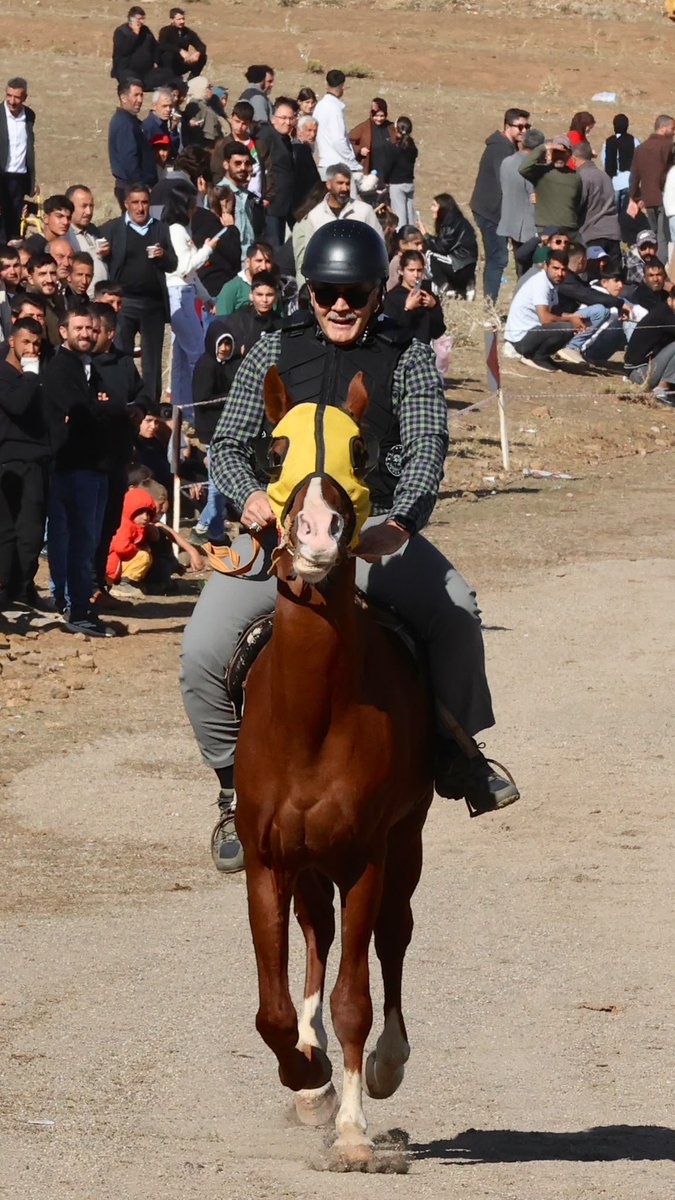 bingolvaliligi's tweet photo. 🏇🐎 4. Geleneksel Toklular Köyü At Yarışları Karlıova’da Gerçekleştirildi

Valimiz Sayın Cahit Çelik, Karlıova ilçemizde bu yıl dördüncüsü düzenlenen Geleneksel Toklular Köyü At Yarışları programına katıldı.

Yıllardır Toklular Köyü’nde yaşatılan ve 2023 yılından itibaren Karlıova Kaymakamlığımızın himayesinde resmî bir organizasyon olarak sürdürülen at yarışları, geçmişten geleceğe uzanan kadim bir geleneğin yaşatıldığı önemli bir buluşmaya dönüştü.

🏇 Program, Valimiz Sayın Cahit Çelik’in at binmesiyle başladı. Ardından farklı kategorilerde gerçekleştirilen yarışlarda Bingöl’ün yanı sıra Erzurum, Muş, Kars ve çevre illerden gelen at sahipleri ve biniciler mücadele etti.

Toplam 40 İngiliz ve Arap ırkı atın katıldığı yarışlarda, çevre illerden gelen vatandaşlar ile Karlıova halkı aynı heyecanı paylaştı.

📍 Farklı şehirlerden at sahiplerini, binicileri ve vatandaşları Karlıova’da buluşturan organizasyon; yalnızca sportif bir mücadeleye değil, aynı zamanda Anadolu’nun atla kurduğu köklü bağın, geleneksel kültürün ve ortak hafızanın yaşatılmasına da vesile oldu.

Karlıova’nın geniş coğrafyası ve doğal güzellikleriyle bütünleşen Toklular At Yarışları’nın; önümüzdeki yıllarda daha geniş kitlelere ulaşarak Bingöl’ün kültür, doğa ve spor turizmine katkı sunması hedefleniyor.

🏆 Mücadele yarış pistinde, kazanan dostluk ve kardeşlik olsun.

Yarışlara katılan tüm at sahiplerimizi ve binicilerimizi tebrik ediyor, organizasyonda emeği geçen herkese teşekkür ediyoruz.

Programa Valimiz Sayın Cahit Çelik’in yanı sıra Bingöl Belediye Başkanı Erdal Arıkan, Bingöl Cumhuriyet Başsavcısı Uğur Akın, Adalet Komisyonu Başkanı Muhammed Gökhan Koç, Bingöl Belediye Başkanı Erdal Arıkan, Karlıova Kaymakamı Abdulselam Bıçak, Karlıova Belediye Başkanı Veysi Bingöl, il protokolü ve çok sayıda vatandaş katıldı.

@celikcahit