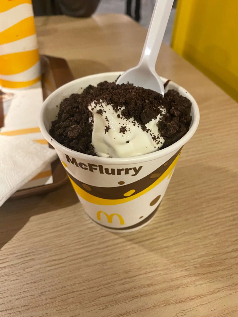 jasapplee's tweet photo. mcflurry or mc apple pie https://t.co/A43xCna5TW