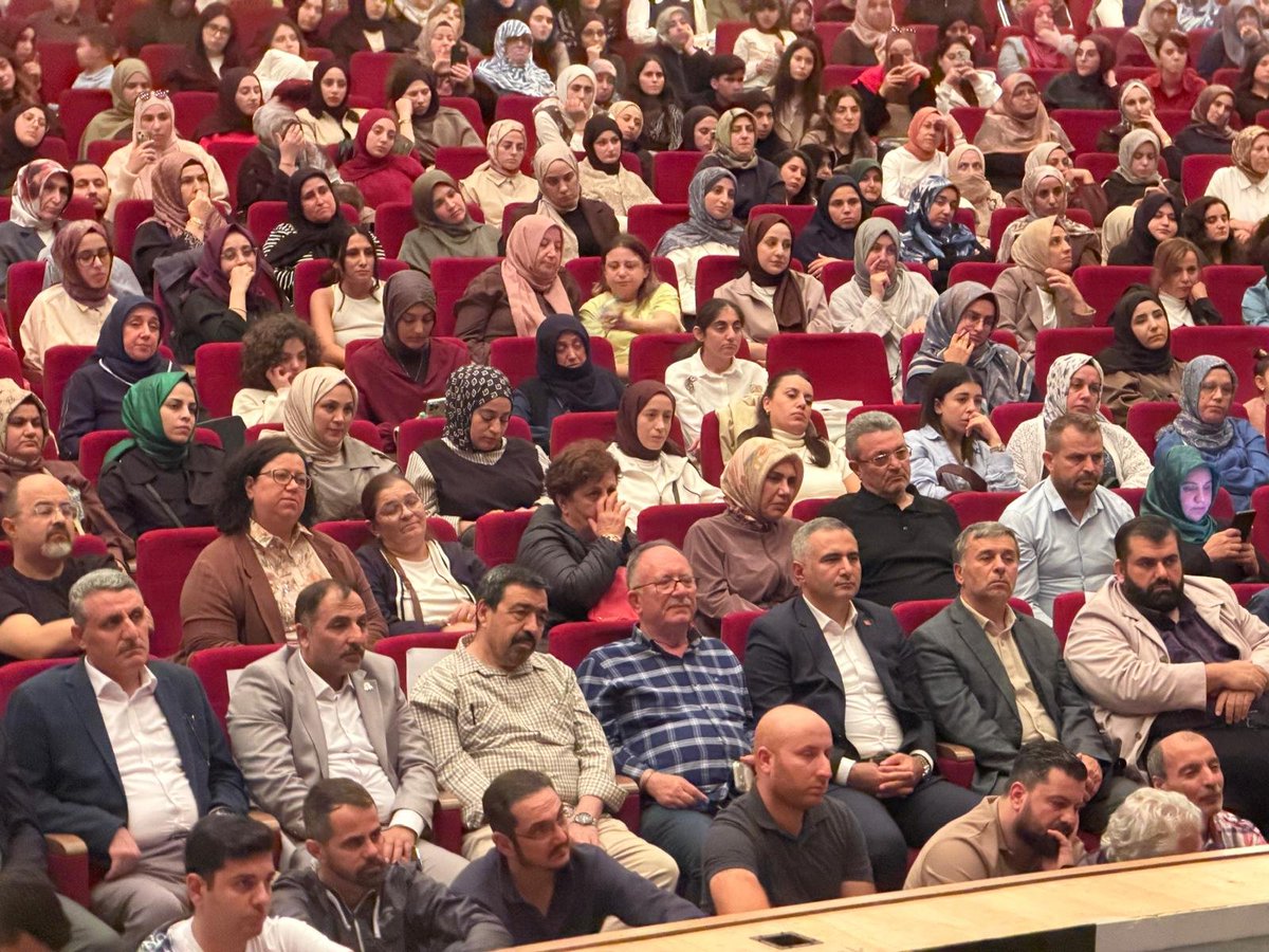 serafeddinkilic's tweet photo. MGV Aile Konferansları kapsamında Dr. Ömer Demirbağ hocamızın “Vahiyle Aileyi Yeniden Düşünmek” konulu konferansına katıldık.

Ailenin; güçlü toplumun, sağlam nesillerin ve güzel bir geleceğin temeli olduğunu bir kez daha müşahede ettik.

Vahyin rehberliğinde aileyi yeniden düşünmenin ve aile kurumunu güçlendirmenin önemine dair son derece kıymetli değerlendirmeler dinledik.

Bu anlamlı program için MGV, AGD, Birikim Okulları ve ASKON İzmir’e teşekkür ediyor; Dr. Ömer Demirbağ hocamıza kıymetli katkıları için şükranlarımı sunuyorum.