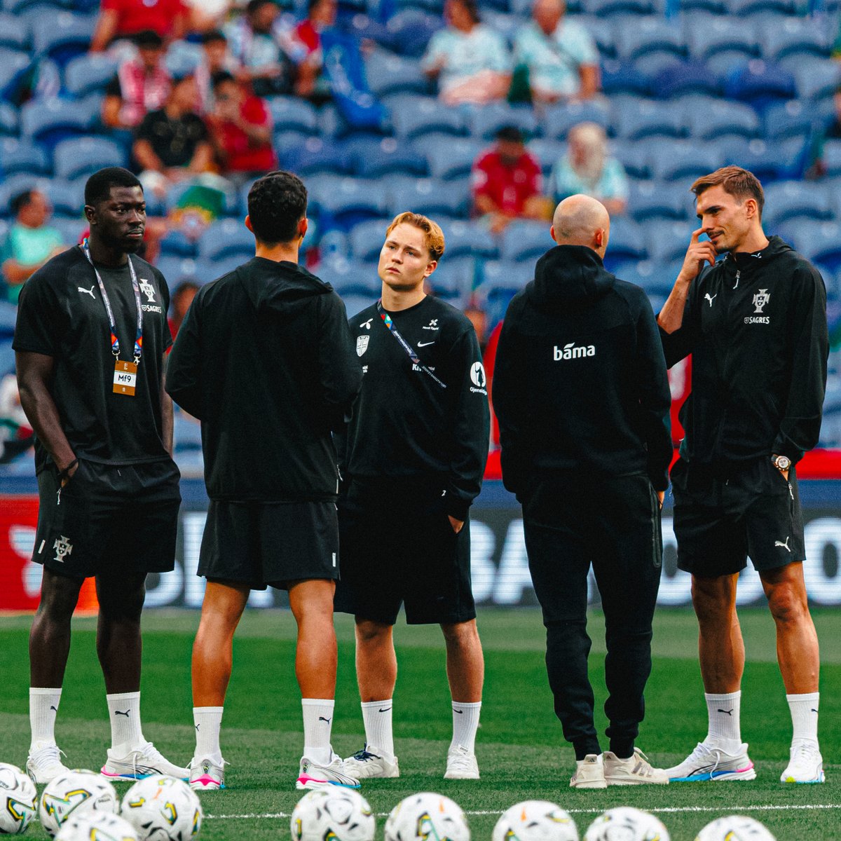 SLBenfica's tweet photo. Reunited 🫂 https://t.co/sJB4U6IurP