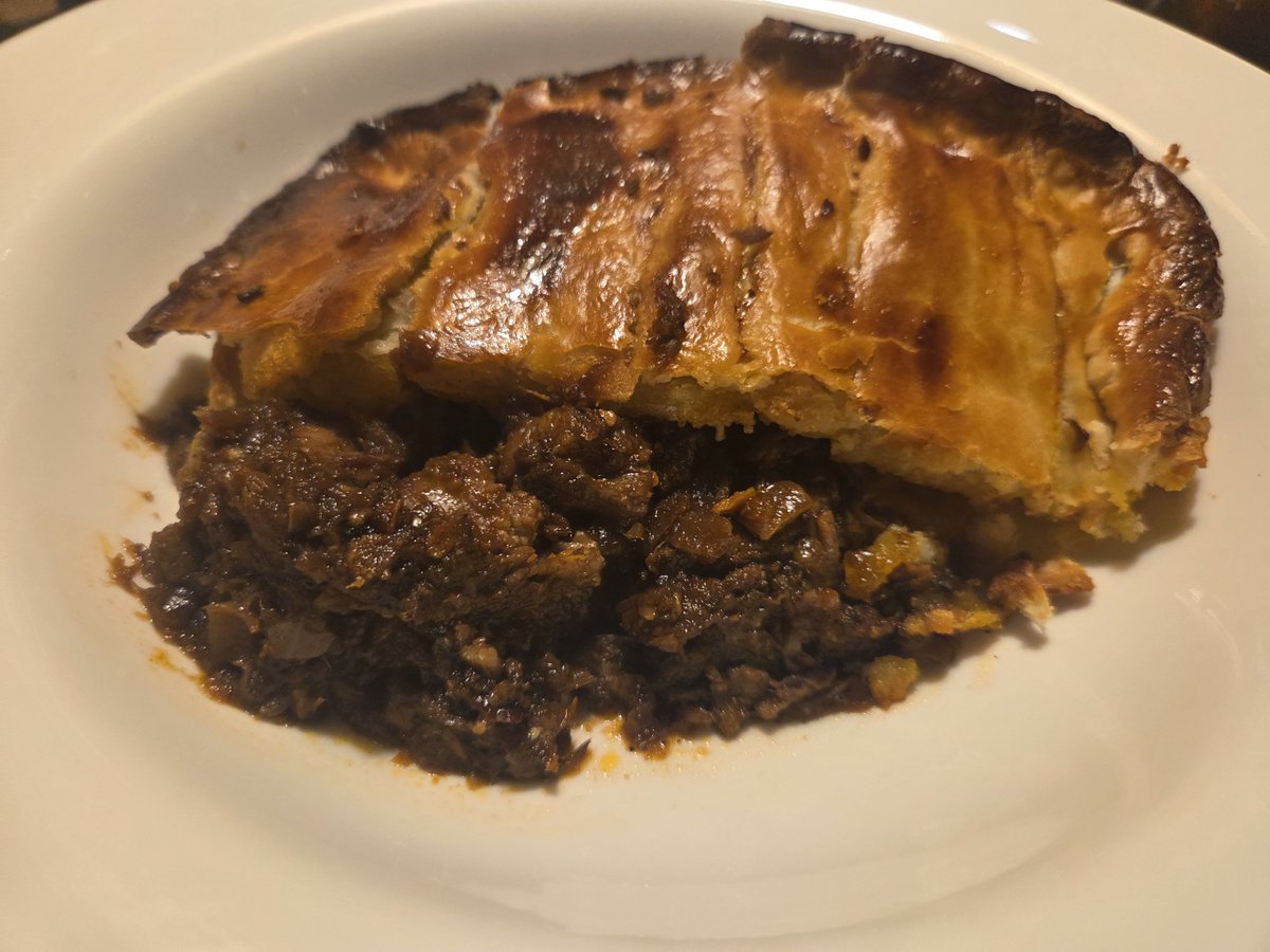 pippopotamus's tweet photo. Brisket &amp; potato pie... big chunks of meat..  needs no accompaniment except for a bottle of Merlot. Satisfaction.
🇬🇧🇬🇧🇬🇧🇬🇧🇬🇧
@trader1sz @DawsonKristo @St0neP1ne @DamonZumbroegel @KiwiPMI @FlorenciSulla @MrBlueberryT @PiQMarkets @skippy07216416 https://t.co/dQHRzzoT93