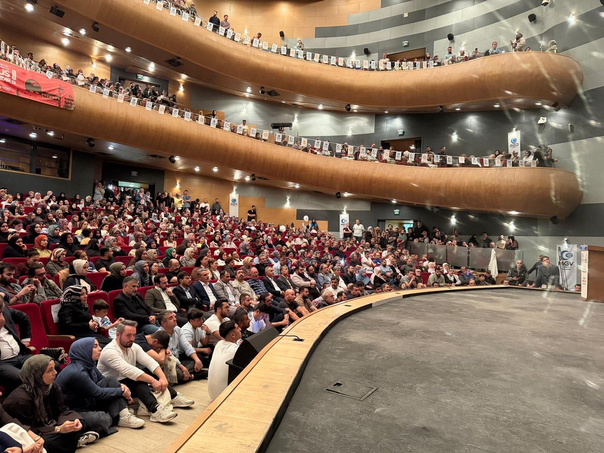 serafeddinkilic's tweet photo. MGV Aile Konferansları kapsamında Dr. Ömer Demirbağ hocamızın “Vahiyle Aileyi Yeniden Düşünmek” konulu konferansına katıldık.

Ailenin; güçlü toplumun, sağlam nesillerin ve güzel bir geleceğin temeli olduğunu bir kez daha müşahede ettik.

Vahyin rehberliğinde aileyi yeniden düşünmenin ve aile kurumunu güçlendirmenin önemine dair son derece kıymetli değerlendirmeler dinledik.

Bu anlamlı program için MGV, AGD, Birikim Okulları ve ASKON İzmir’e teşekkür ediyor; Dr. Ömer Demirbağ hocamıza kıymetli katkıları için şükranlarımı sunuyorum.