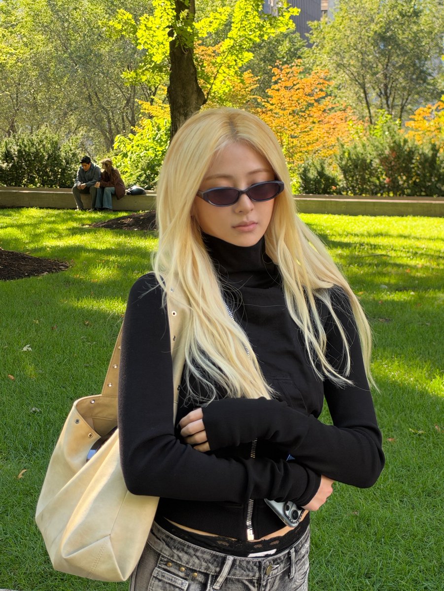 yunjinrs's tweet photo. more pictures of yunjin’s day off going to the chicago art museum. she looks like such an art &amp; literature student 🥹 https://t.co/1dD66FCDC2