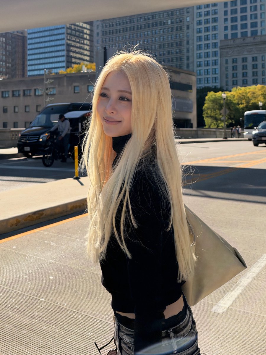yunjinrs's tweet photo. more pictures of yunjin’s day off going to the chicago art museum. she looks like such an art &amp; literature student 🥹 https://t.co/1dD66FCDC2