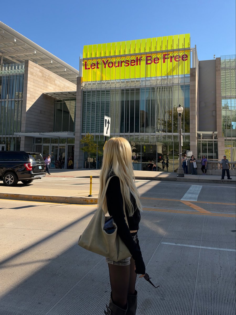 yunjinrs's tweet photo. more pictures of yunjin’s day off going to the chicago art museum. she looks like such an art &amp; literature student 🥹 https://t.co/1dD66FCDC2