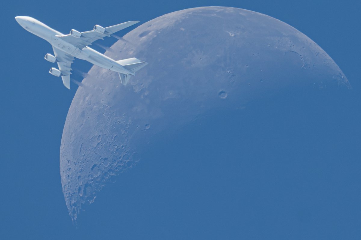 johnkrausphotos's tweet photo. 747 &amp; Moon https://t.co/y7r6b9qjfO