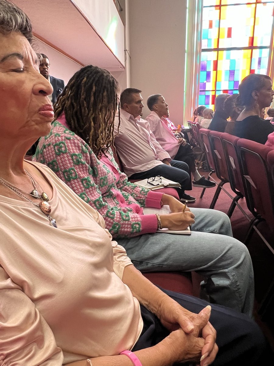 VayMitchell35's tweet photo. Today’s message from Pastor Harris was great! “Hold on to your hope!”
And today was Pink Out Sunday for breast cancer awareness 💗
SN: My AuntTee is praying, not sleep 😴 😂 https://t.co/deKDTprSqn
