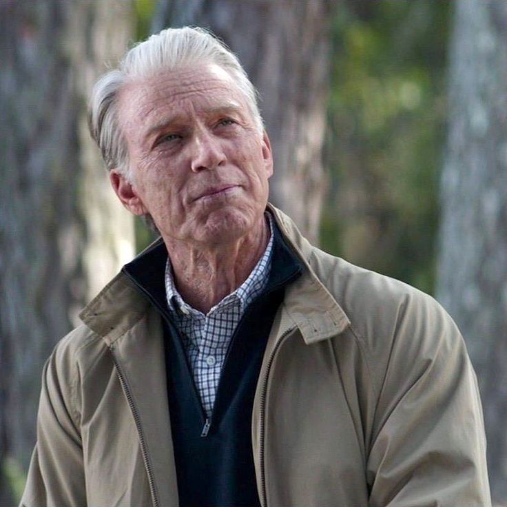 vikku60879's tweet photo. I read this theory somewhere and honestly, I wish it was true.

When Steve went back to return the Stones, he got Natasha back in exchange for the Soul Stone. Natasha then helped him return all the remaining Stones and fix everything..
Steve didn’t marry Peggy because that would’ve changed her future so He only went back for one last dance with her.

But when Steve and Natasha were ready to return, they had only one Pym Particle left. So they decided to stay in the past and only return if one of them died.

Years passed. Steve and Natasha got married and lived their lives together.

After Natasha died, Steve finally returned to the present to tell everyone that everything was okay.

And when Sam asked who Steve had married…

Steve refused to tell him.
#AvengersDoomsday