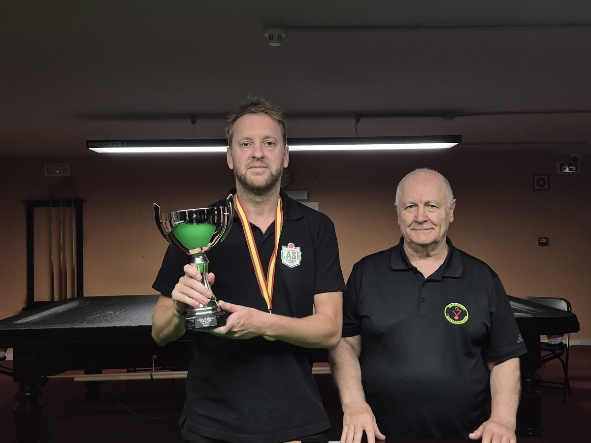 SpainSnooker's tweet photo. Daan Leyssen se lleva la Copa de Madrid, ganó 4-2 a un espectacular Antonio Navarro, Daan logró una centena y un 90 consecutivos, está en un momento extraordinario. Aleix Melià y Chema Cortés fueron terceros. Impecable organización de @BlackBallMadrid y @SnookerValdela1 con Lalo https://t.co/b9zjiOtpfi