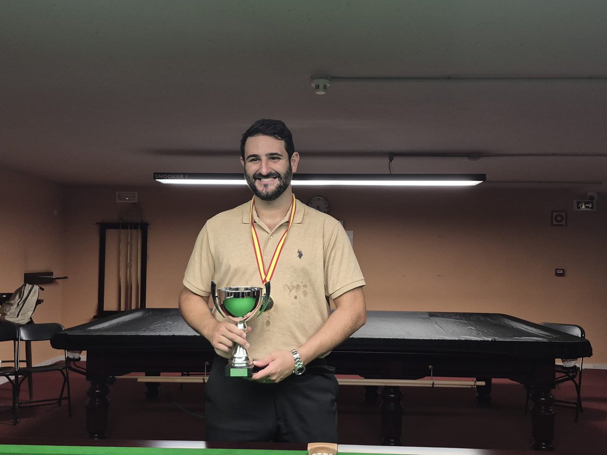 SpainSnooker's tweet photo. Daan Leyssen se lleva la Copa de Madrid, ganó 4-2 a un espectacular Antonio Navarro, Daan logró una centena y un 90 consecutivos, está en un momento extraordinario. Aleix Melià y Chema Cortés fueron terceros. Impecable organización de @BlackBallMadrid y @SnookerValdela1 con Lalo https://t.co/b9zjiOtpfi