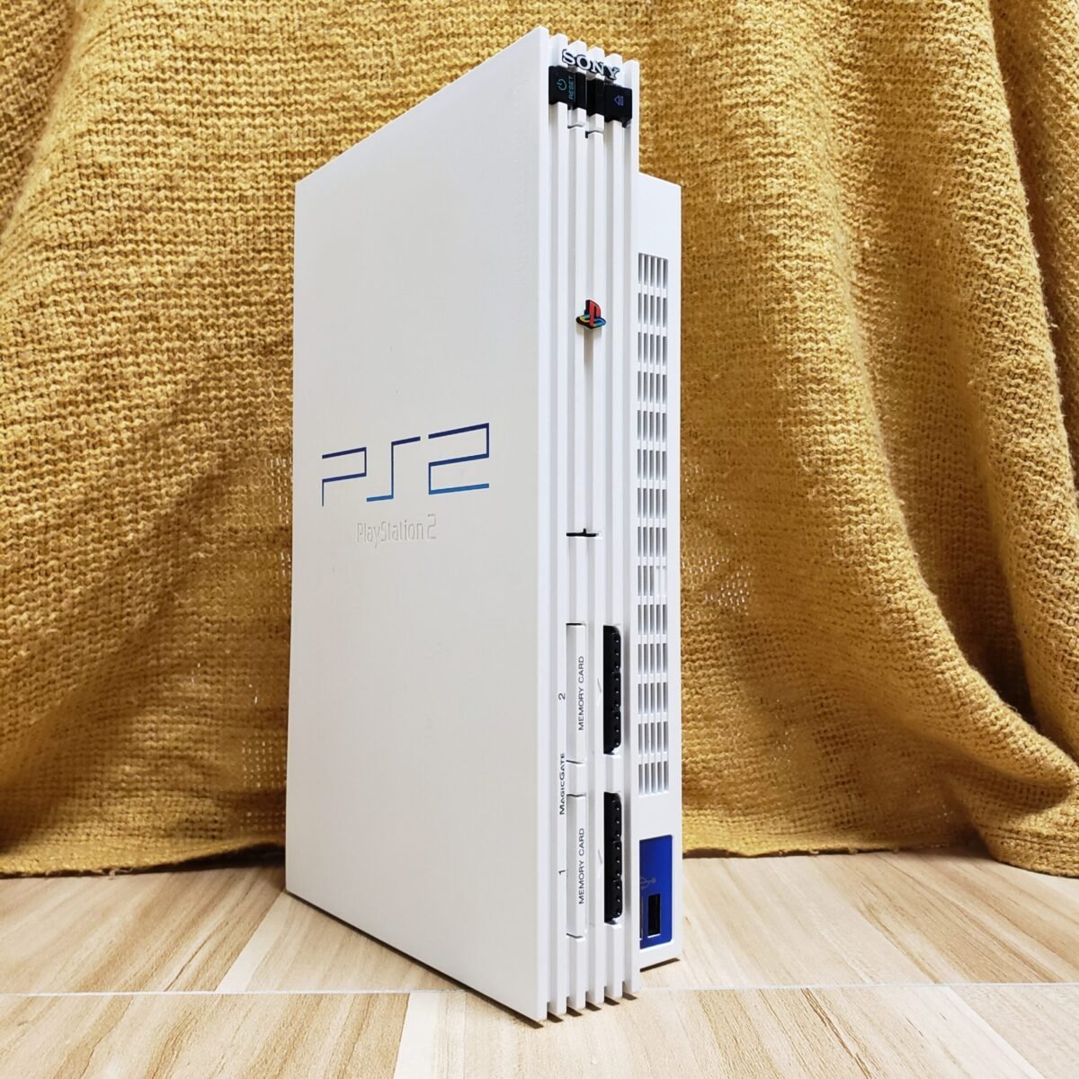 PlayStalgiaX's tweet photo. The Ceramic White PS2 might be one of Sony’s cleanest console colorways.

It first appeared in Japan in December 2003 with the Gran Turismo 4 Prologue Racing Pack, before Sony released the standalone SCPH-50000 CW on March 18, 2004 for ¥19,800. https://t.co/5guLkKtStT