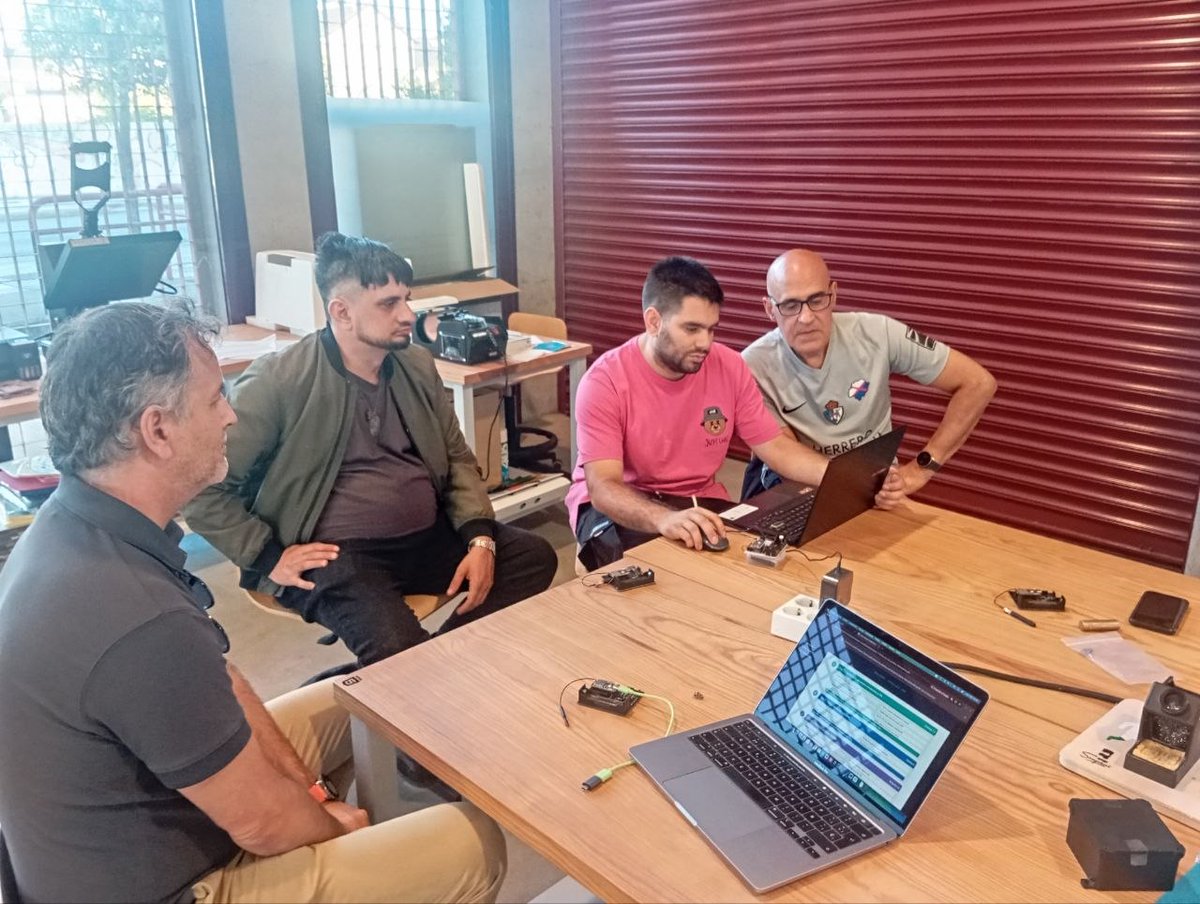 MakersBierzo's tweet photo. 🔧 ¡Makers Bierzo vuelve!
Retomamos la actividad con dos proyectos en marcha:
📡 LoRaWAN
💡 Speed LED, en colaboración con el FabLab.
¡Volvemos a cacharrear! 🚀
#MakersBierzo #LoRaWAN #SpeedLED #FabLab https://t.co/ioaCBeeq69