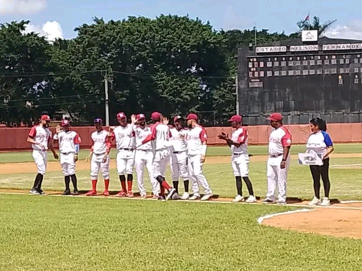 daz_fredy's tweet photo. Se inaugura en #Mayabeque la 65 Serie Nacional de Beisbol entre los Leopardos de Villa Clara y los Huracanes #100AñosConFidel. https://t.co/PHP1p7X0BR
