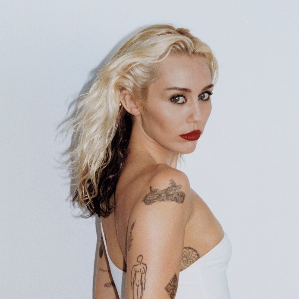MILEYTRACKING's tweet photo. “Flowers” by MILEY has now surpassed 3 BILLION Streams on Spotify. 

— It is her first song to achieve this. https://t.co/8oEvGfmAH9