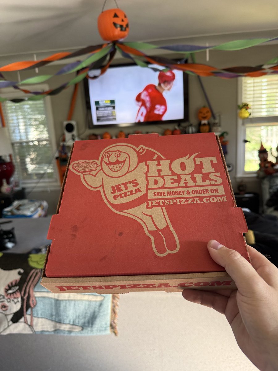 McCartyDangles's tweet photo. Real pizza and an illegal stream ❤️

#FuckChrisIlitch https://t.co/CBfysj6DXh
