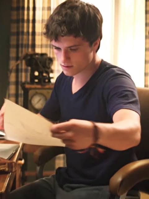 Zeriq_5's tweet photo. Mike began reading the old papers: that's where it all began, Fredbear's. they later brought the suits to Freddy's... that's where the fifth kid went--

Jeremiah: well yeah where do you think the kid went ? The Cupcake ?

Mike shamefully stays quiet, which implies he in fact did. https://t.co/0CMvLFWBZp