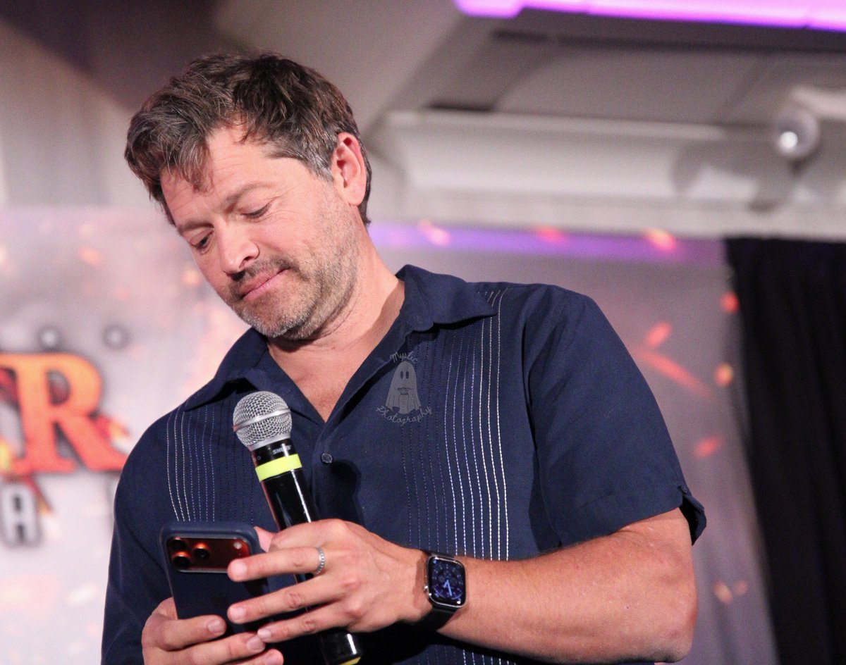 __mysticphotos's tweet photo. Very much a lazy Sunday. So #mishacollins. #spnnj #spnfamily @mishacollins https://t.co/SDOUClIgi9