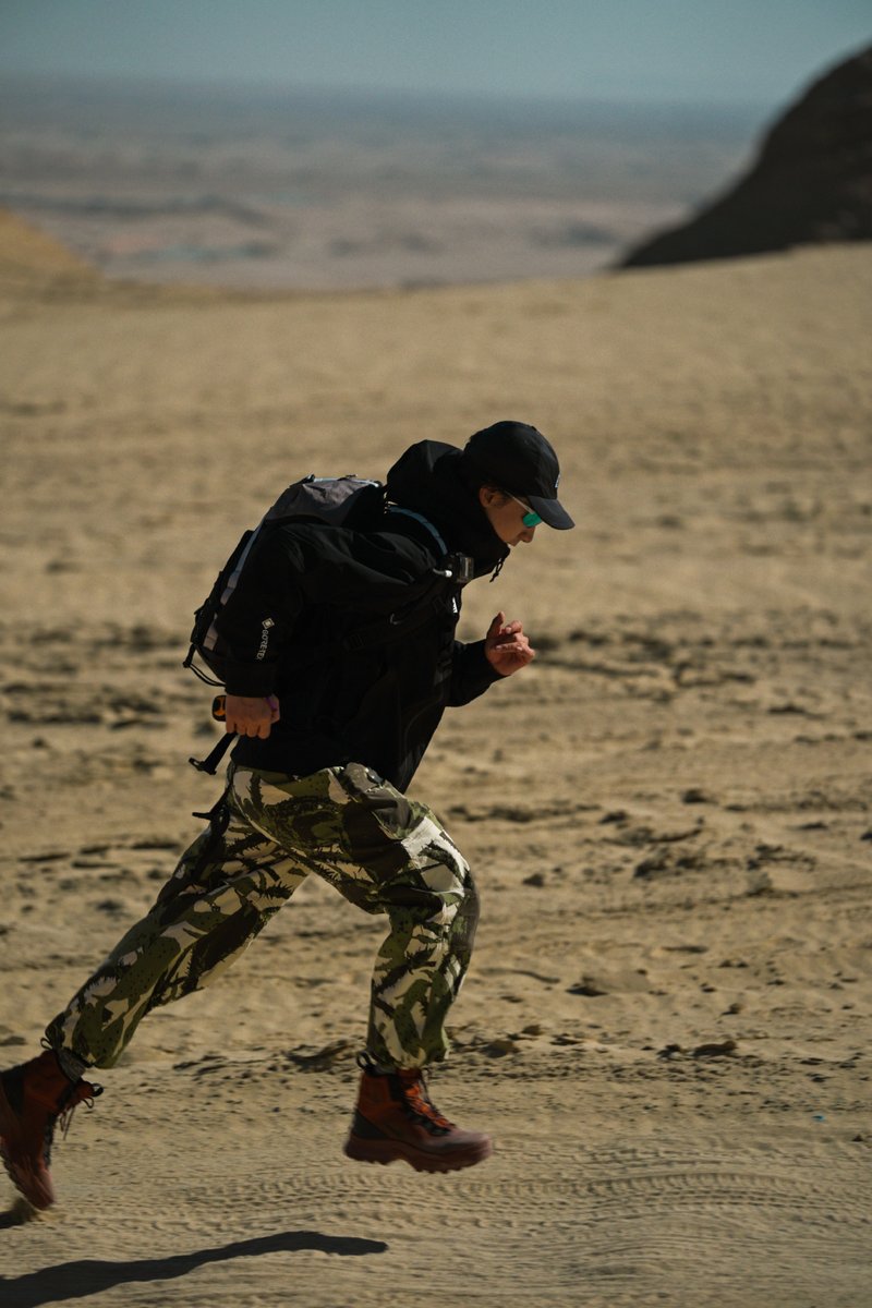 JourneeGorbac's tweet photo. [Ella dio una rápida mirada (瞥) mientras caminaba, la actitud (倨) le caracteriza, recordando la tristeza (劣) del pasado, en el área de entrenamiento (训) del centro.]， https://t.co/uSODvWfLSe
