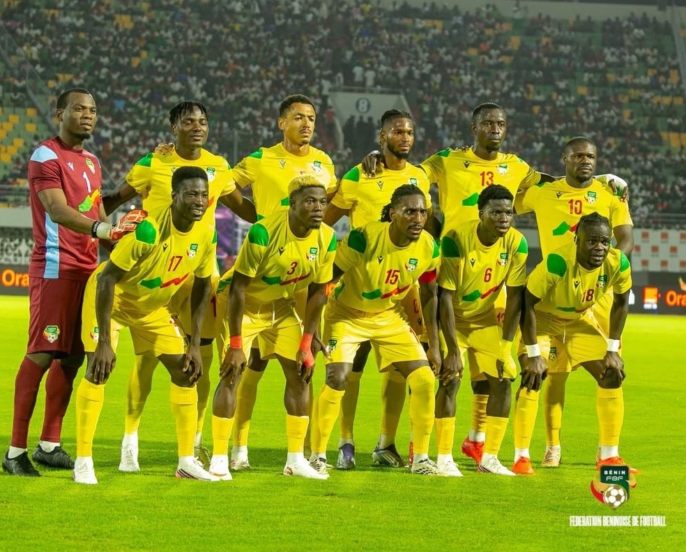 futbolarena's tweet photo. Benin Milli Takımı'nın Arjantin maçı öncesi yaşadığı sorunlar: 

• Yolculuk 25 saat sürdü.
• Bir video analisti bilgisayar başında bayıldı.
• Konaklayacakları otelin bir katında sıcak su yok.
• Sauna yok.
• Fitness salonunda sadece iki koşu bandı var.
• Maçın yayın ve sponsorluk gelirlerini Arjantin alacak.
• Benin Futbol Federasyonu hiç para almayacak.

🔗 (Romain Molina)