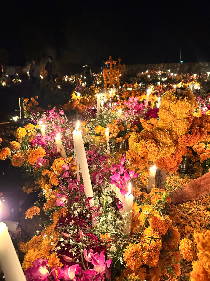NatalieJulpi's tweet photo. Feliz Día de Muertos!  Recordamos a nuestros seres queridos con flores de cempasúchil y música. ， https://t.co/nM6E2x5Tov