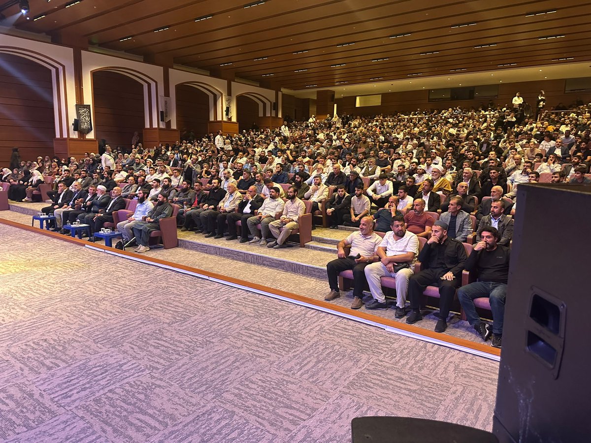 ahmetsapa_kd's tweet photo. Bu akşam Diyarbakır da Köklü Değişimin düzenleği "Aksa Tufanı'nın 3. Yılında Gazze" başlıklı konferansa katıldık. 
Müslümanlar Gazze denilince Elhamdülillah gereken herşeyi yapıyor.
Maalesef yöneticiler, kör sağır kesilmeye devam ediyor.
#7Ekim https://t.co/jigmNSLzKR